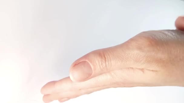 女性の手のスライド 女性の手のひらをこすった ハンドスキンケア マッサージコンセプト クローズアップショット — ストック動画