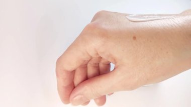 El kremi. Eline krem süren bir kadın. Deri bakımı konsepti. Yakın çekim görünümü