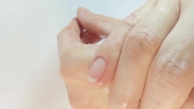 Kadın eli cilt bakımı. Kadının el derisine krem sürerken yakın plan fotoğrafı. Yavaş masaj hareketleri