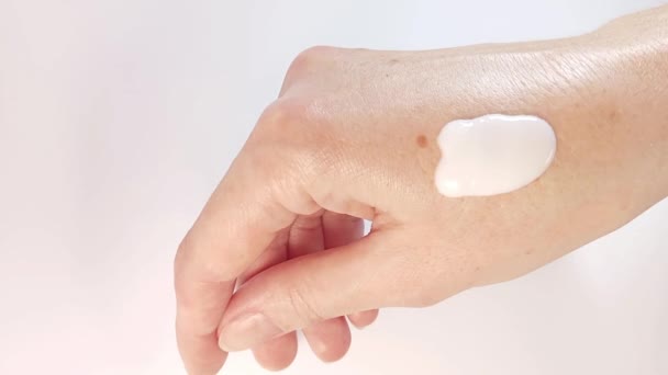 Cuidados Com Pele Mão Mulher Aplicando Leite Corporal Loção Mão — Vídeo de Stock