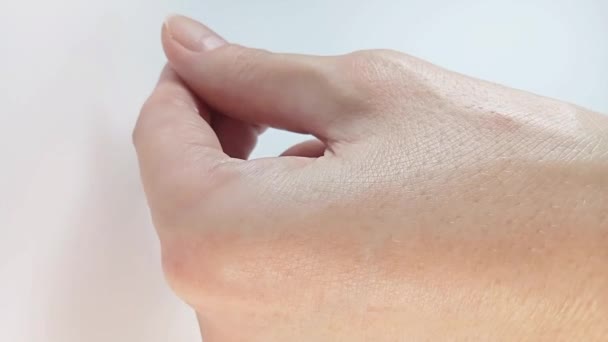 Female Hands Skin Care Woman Applying Few Drops Moisturizing Body — Stock Video