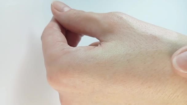Kvinnor Visar Handhud Efter Applicering Återfuktande Handkräm Hem Skönhet Hudvård — Stockvideo