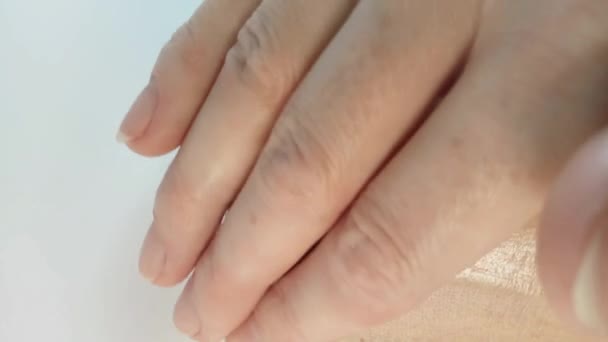 Femme Appliquant Crème Hydratante Pour Les Mains Avec Des Mouvements — Video