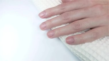 Jel cilası manikür, adım adım video eğitimi. Adım 1 Tırnak, geri it ve demir tırnak törpüsü ile kaldır.