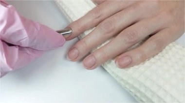 Jel cilası manikür, adım adım video eğitimi. Adım 1 Tırnak tırnakları geri itin ve tırnak törpüsü ile kaldırın