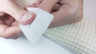Jel cilası manikür, adım adım video eğitimi. Beşinci adım: Tırnak kurutucu. Bir kadın peçetesiz bir peçeteyle tırnaklarını siler. Dezenfeksiyon, nem ve toz sökücü çivi yüzeyinden 