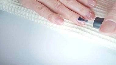 Jel cilası manikür, adım adım video eğitimi. 7. adım Nails astarı. Kadın jel tabanlı mantoyu uyguluyor ve çivinin kenarını kapatıyor. Kendin için ev yapımı manikür.