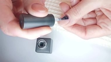 Jel cilası manikür, adım adım video eğitimi. 7. adım Nails astarı. Bir kadın daha iyi bir yapışım için baş parmağına sürtünme hareketi sürerek jel cilası sürüyor.