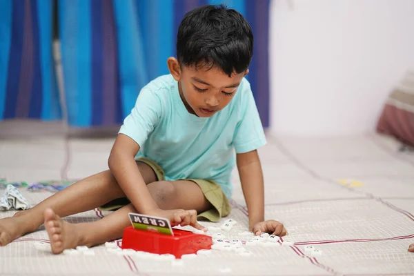 Fröhlicher Junge Mit Scrabble Spielzeugalphabet Auf Dem Bett Ideal Für — Stockfoto