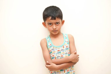 5 yaşında sevimli bir Hintli çocuk. Muhteşem gözleri ve açık arkaplanda mutsuz bir yüz ifadesi var.