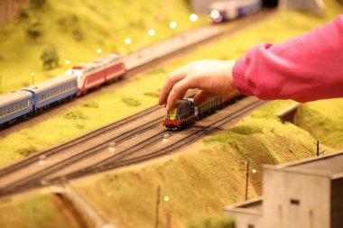 Büyük bir el lokomotifi alır. Demiryolu, arabalar, konutlar ve endüstriyel binalarla manzaranın çizimi. Mimari ve manzaralı anıtlar. Minyatür inşa etme hobileri