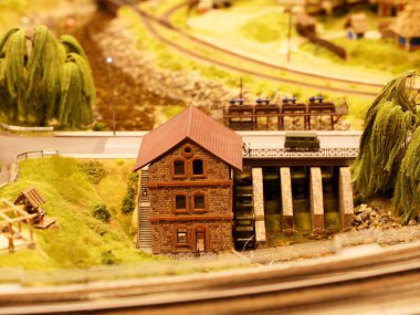 Su değirmeni modeli. Demiryolu, arabalar, konutlar ve endüstriyel binalarla manzaranın çizimi. Mimari ve manzaralı anıtlar. Minyatür inşa etme hobileri
