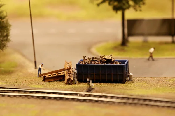 Männer Sammeln Altmetall Der Nähe Des Müllcontainers Landschaftsgestaltung Mit Eisenbahn — Stockfoto