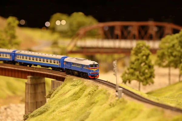 Locomotive Pulls Wagons Railway Bridge Landscape Layout Railroad Cars Residential — Stock Photo, Image