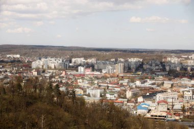Batı Ukrayna 'daki Lviv şehrinin panoraması kuş bakışı. Ortaçağ şehrinin modern mimarisi. Milyonuncu şehrin kuzey-batı bölgelerinde. Konut binaları, iş yerleri