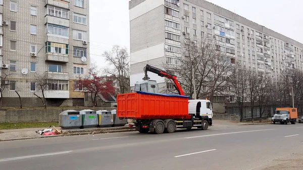 Een Grote Vuilniswagen Laadt Afval Uit Containers Tegen Achtergrond Van — Stockfoto