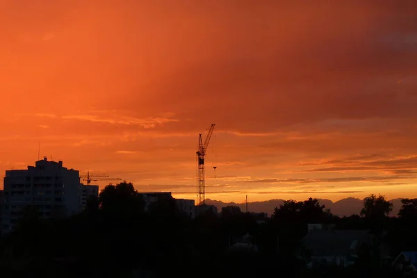 Die Konturen Der Abendstadt Vor Dem Hintergrund Eines Roten Sonnenuntergangs — Stockfoto