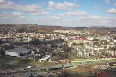 Gorlice, Polonya - 3 9 2019: Şu anda küçük bir Avrupa Ortaçağ kenti Panoraması. Uçak veya quadrocopter üzerinde Mosir spor kompleksi ve tarihsel Merkezi'nden görüntüleyin. Peyzaj tasarımı.
