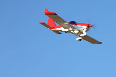 Yaslo, Polonya - 9 3 2019: Yağmurlu bulutlar arasında gökyüzünde bir ışık spor turboprop uçak uçar. Açılış zor hava koşullarında. Meteoroloji ve havacılık için hava tahmini.