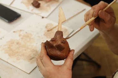 Eller ulusal tarzdaki kilden oyuncak yapıyor. Büyüyen nesli eğitmek için yaratıcı bir süreç. Figürler yaratmayı öğrenmek ve sanatsal düşünmeyi geliştirmek. Ulusal yaratıcılık. Unutuldu