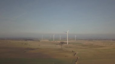 Pervane rüzgar enerjisi yakın. Enerji jeneratörlerinin dönen bıçakları. Çevre dostu elektrik. Doğal kaynakların kullanımı için modern teknolojiler. Aerodinamik bıçaklar ve navigasyon ışığı