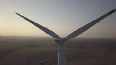 Pervane rüzgar enerjisi yakın. Enerji jeneratörlerinin dönen bıçakları. Çevre dostu elektrik. Doğal kaynakların kullanımı için modern teknolojiler. Aerodinamik bıçaklar ve navigasyon ışığı