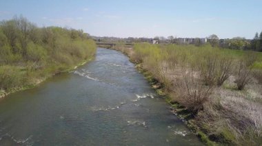 Kuş bakışı Panoraması. Orta Avrupa: Polonya köyü yeşil tepeler ve nehir arasında yer almaktadır. Ilıman iklim. Uçuş drone 'ları ya da quadrocopter. Peyzaj kentleşme.