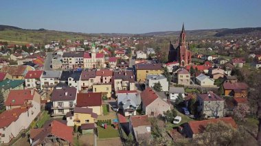Kuşbakışı panorama. Orta Avrupa: Polonya 'nın Kolaczyce kasabası yeşil tepeler arasında yer almaktadır. Ilıman iklim. Uçuş dronları ya da kuadrokopter. Turistik bir şehrin havadan görünüşü.