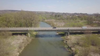 Kuş bakışı Panoraması. Orta Avrupa: Polonya köyü yeşil tepeler ve nehir arasında yer almaktadır. Ilıman iklim. Uçuş drone 'ları ya da quadrocopter. Peyzaj kentleşme.