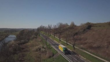 Kuşbakışı bir yol manzarası. Orta Avrupa: kasaba veya köy yeşil tepeler arasında yer almaktadır. Ilıman iklim. Uçuş dronları veya kuadrokopter.