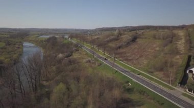 Kuşbakışı bir yol manzarası. Orta Avrupa: kasaba veya köy yeşil tepeler arasında yer almaktadır. Ilıman iklim. Uçuş dronları veya kuadrokopter.