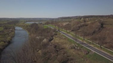 Kuşbakışı bir yol manzarası. Orta Avrupa: kasaba veya köy yeşil tepeler arasında yer almaktadır. Ilıman iklim. Uçuş dronları veya kuadrokopter.