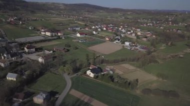 Biezdziadka, Polonya - 4 9 2019: Bir kuş bakışı panorama. Orta Avrupa: Kolaczyce Polonya köyü yeşil tepeler arasında yer almaktadır. Ilıman iklim. Uçuş drone veya quadrocopter.