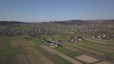 Biezdziadka, Polonya - 4 9 2019: Bir kuş bakışı panorama. Orta Avrupa: Kolaczyce Polonya köyü yeşil tepeler arasında yer almaktadır. Ilıman iklim. Uçuş drone veya quadrocopter.