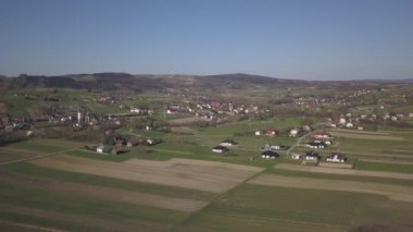Biezdziadka, Polonya - 4 9 2019: Bir kuş bakışı panorama. Orta Avrupa: Kolaczyce Polonya köyü yeşil tepeler arasında yer almaktadır. Ilıman iklim. Uçuş drone veya quadrocopter.