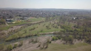 Kuş bakışı Panoraması. Orta Avrupa: Polonya köyü yeşil tepeler ve nehir arasında yer almaktadır. Ilıman iklim. Uçuş drone 'ları ya da quadrocopter. Peyzaj kentleşme.