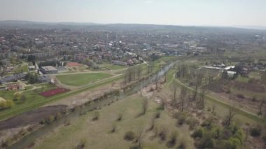 Kuş bakışı Panoraması. Orta Avrupa: Polonya köyü yeşil tepeler ve nehir arasında yer almaktadır. Ilıman iklim. Uçuş drone 'ları ya da quadrocopter. Peyzaj kentleşme.