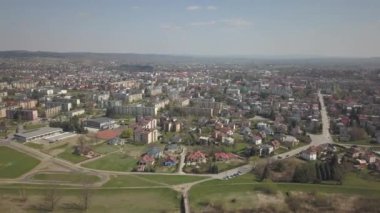 Kuş bakışı Panoraması. Orta Avrupa: Polonya köyü yeşil tepeler ve nehir arasında yer almaktadır. Ilıman iklim. Uçuş drone 'ları ya da quadrocopter. Peyzaj kentleşme.
