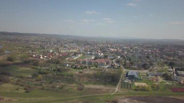 Kuş bakışı Panoraması. Orta Avrupa: Polonya köyü yeşil tepeler ve nehir arasında yer almaktadır. Ilıman iklim. Uçuş drone 'ları ya da quadrocopter. Peyzaj kentleşme.