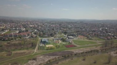 Kuş bakışı Panoraması. Orta Avrupa: Polonya köyü yeşil tepeler ve nehir arasında yer almaktadır. Ilıman iklim. Uçuş drone 'ları ya da quadrocopter. Peyzaj kentleşme.