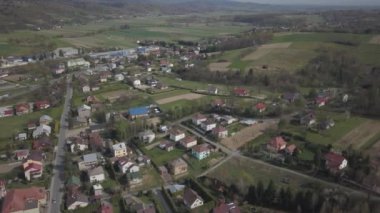Biech, Polonya - 9 9: 2018: Kuş uçuşu sırasında küçük bir kasabanın eski bir kısmının fotoğrafı. İnsansız hava aracı ya da kuadrokopter ile hava fotoğrafçılığı. Avrupa 'da turist reklamları yap. Ortaçağ kasabası planlamak.
