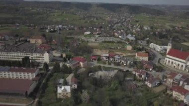 Biech, Polonya - 9 9: 2018: Kuş uçuşu sırasında küçük bir kasabanın eski bir kısmının fotoğrafı. İnsansız hava aracı ya da kuadrokopter ile hava fotoğrafçılığı. Avrupa 'da turist reklamları yap. Ortaçağ kasabası planlamak.