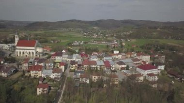 Biech, Polonya - 9 9: 2018: Kuş uçuşu sırasında küçük bir kasabanın eski bir kısmının fotoğrafı. İnsansız hava aracı ya da kuadrokopter ile hava fotoğrafçılığı. Avrupa 'da turist reklamları yap. Ortaçağ kasabası planlamak.