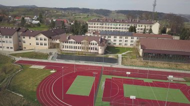 Kuş bakışı Panoraması. Orta Avrupa: Polonya köyü yeşil tepeler ve nehir arasında yer almaktadır. Ilıman iklim. Uçuş drone 'ları ya da quadrocopter. Peyzaj kentleşme.