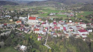 Frysztak, Polonya - 9 9 9 2018: Kuş uçuşu sırasında küçük bir kasabanın eski bir kısmının fotoğrafı. İnsansız hava aracı ya da kuadrokopter ile hava fotoğrafçılığı. Avrupa 'da turist reklamları yap. Planlama