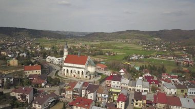 Kuş bakışı Panoraması. Orta Avrupa: Polonya köyü yeşil tepeler ve nehir arasında yer almaktadır. Ilıman iklim. Uçuş drone 'ları ya da quadrocopter. Peyzaj kentleşme.