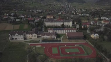 Biech, Polonya - 9 9: 2018: Kuş uçuşu sırasında küçük bir kasabanın eski bir kısmının fotoğrafı. İnsansız hava aracı ya da kuadrokopter ile hava fotoğrafçılığı. Avrupa 'da turist reklamları yap. Ortaçağ kasabası planlamak.