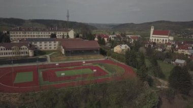 Biech, Polonya - 9 9: 2018: Kuş uçuşu sırasında küçük bir kasabanın eski bir kısmının fotoğrafı. İnsansız hava aracı ya da kuadrokopter ile hava fotoğrafçılığı. Avrupa 'da turist reklamları yap. Ortaçağ kasabası planlamak.
