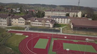 Biech, Polonya - 9 9: 2018: Kuş uçuşu sırasında küçük bir kasabanın eski bir kısmının fotoğrafı. İnsansız hava aracı ya da kuadrokopter ile hava fotoğrafçılığı. Avrupa 'da turist reklamları yap. Ortaçağ kasabası planlamak.