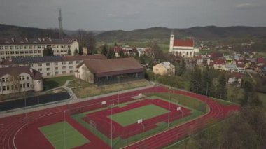 Biech, Polonya - 9 9: 2018: Kuş uçuşu sırasında küçük bir kasabanın eski bir kısmının fotoğrafı. İnsansız hava aracı ya da kuadrokopter ile hava fotoğrafçılığı. Avrupa 'da turist reklamları yap. Ortaçağ kasabası planlamak.